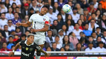 José Quintero, defensa de Liga de Quito, se anticipa a la marca de un jugador de Botafogo, en el partido del 21 de agosto del 2021.