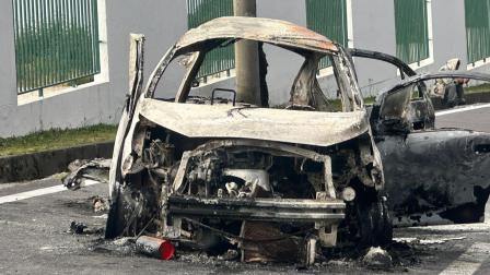 Un vehículo sufrió un siniestro y se incendió la madrugada de este viernes 22 de agosto del 2025 en la av. Simón Bolívar en Quito.