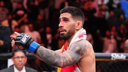 Ilia Topuria nació en Georgia, pero se crió en Alicante, España. Es el mejor peleador de la compañía UFC de artes marciales mixtas.
