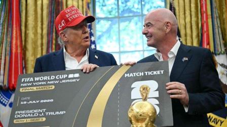 Donald Trump (izquierda) junto a Giani Infantino, titular de la FIFA, durante el anuncio realizado en la oficina Oval de la Casa Blanca, el 22 de agosto del 2025.