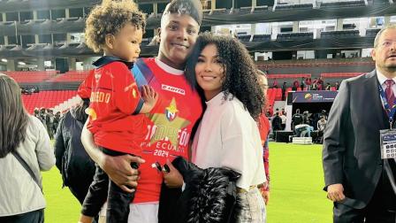 La fotografía de la familia del futbolista Marcos Olmedo publicada en redes sociales de la esposa.