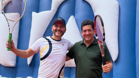 Christian Norris y Milton Pérez se abrazan luego del partido jugado, el sábado 23 de agosto del 2025, en el club de Tenis Buena Vista. El juego tuvo un fin benéfico.