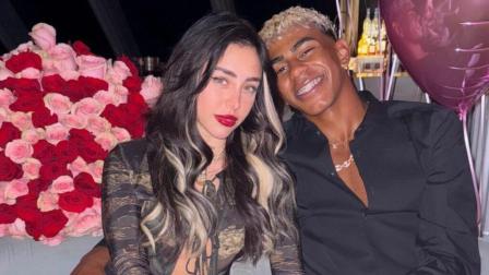 Lamine Yamal (derecha), estrella del FC Barcelona de España junto a  la cantante argentina Nikki Nicole, durante el cumpleaños 25 de la artista.