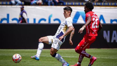 Fernando Cornejo, de Liga de Quito, controla el balón ante la marca de Jawer Guisamano de El Nacional, en el partido del domingo 24 de agosto del 2025.