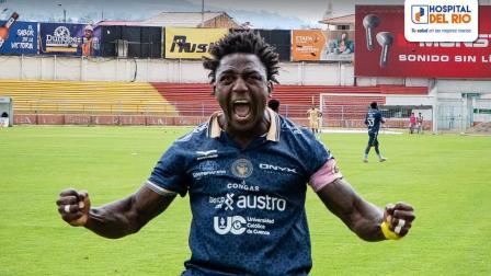 Roberto La 'Tuka' Ordóñez celebra un gol de Cuenca Juniors. El jugador es la principal figura del equipo que se enfrentará a Barcelona, por la Copa Ecuador