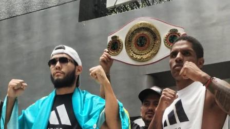 Diego Quiñónez y Almat Jumanov en el careo final previo a su combate.