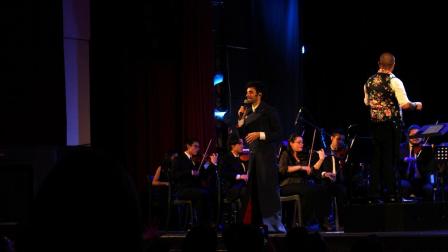 Brian Tolenti imitando a Cerati en sinfónca en el Teatro San Gabriel en Quito.