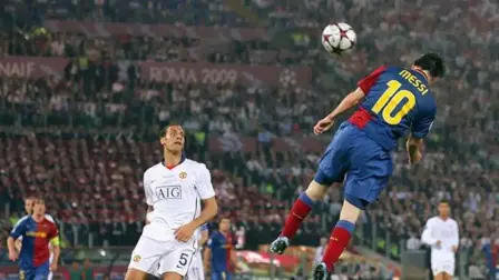 El histórico gol que anotó Messi en la Champions League del 2009 con la camiseta del Barcelona de España.