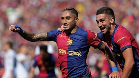 Raphinha (izquierda) celebra un gol junto a Ferran Torres en la Liga ganada por el FC Barcelona. El brasileño llegó al club en la temporada 2022.