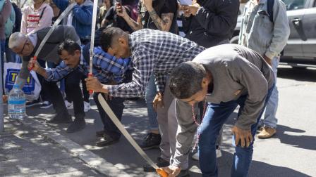 Campesinos de la localidad de Palenque participan en una protesta este jueves, frente a la Corte Constitucional en Quito (Ecuador). Campesinos de una localidad de Ecuador se concentraron para reclamar justicia contra el "despojo de tierra" de 639 hectáreas de terreno, que denuncian haber sufrido a manos de "dos jueces".