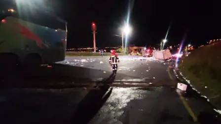Un camión perdió pista e impactó contra un bus de transporte interprovincial. El conductor del camión y su acompañante fallecieron.