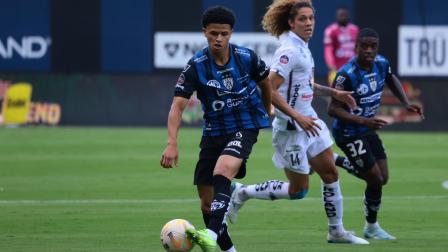 Patrick Mercado, de Independiente del Valle, traslada el balón ante la marca de Stiven Tapiero, en el partido jugado el viernes 23 de mayo del 2025.
