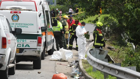 Integrantes de la Policía y organismos de socorro trabajan en el lugar donde ocurrió el accidente, en Colombia.