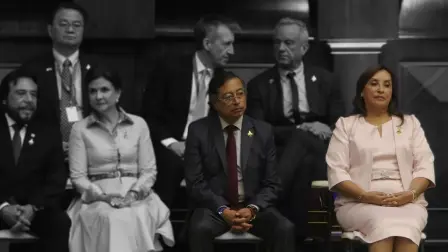 Gustavo Petro, presidente de Colombia, y Dina Boluarte, presidenta de Perú, durante la posesión presidencial de Daniel Noboa el sábado 24 de mayo del 2025.