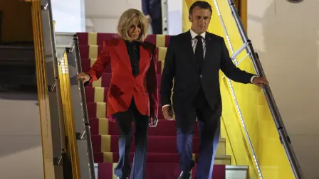 Emmanuel Macron y su esposa en la llegada a Vietnam como parte de una gira oficial.