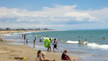 Imagen referencial de personas disfrutando de las playas de Ecuador