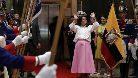 María José Pinto saluda durante una ceremonia de bienvenida a la Vicepresidencia de Ecuador este lunes 26 de mayo del 2025.