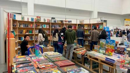 Personas asistieron a los stands de libros en la FILQ 2024.
