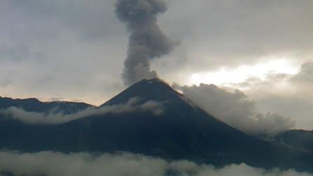 El volcán Reventador registra nubes de gas y ceniza desde el domingo 26 de mayo del 2025.