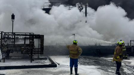 Personal de Seguridad, Salud y Ambiente de Petroecuador junto al Cuerpo de Bomberos de Esmeraldas controlaron incendio en Refinería.