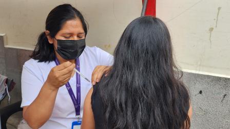 Enfermera aplica vacuna en campaña del Ministerio de Salud Pública de Ecuador