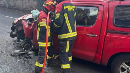 Una persona quedó atrapada al interior de su vehículo en la av. Mariscal Sucre y Edmundo Carvajal.
