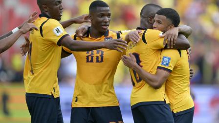 Los jugadores ecuatorianos celebran uno de los goles marcados a Venezuela, en el estadio Rodrigo Paz, el 21 de marzo del 2025.