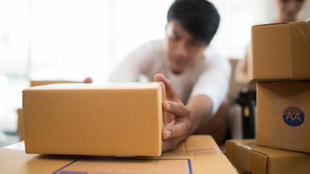 El Gobierno aplicará un arancel de 20 dólares por paquete a las compras que se realicen en el exterior y lleguen vía courier.
