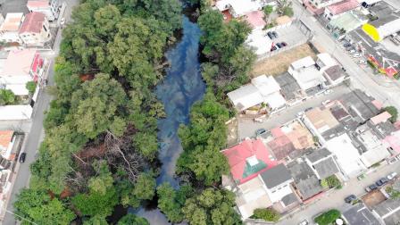 Vista aérea del Estero Salado en Guayaqul tras derrame de un hidrocarburo.