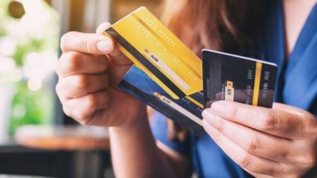 Las compras con tarjeta de crédito en el exterior tienen un límite para no pagar Impuesto a la Salida de Divisas.