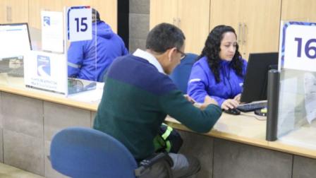 Imagen referencial de una persona haciendo un trámite en el Municipio de Quito