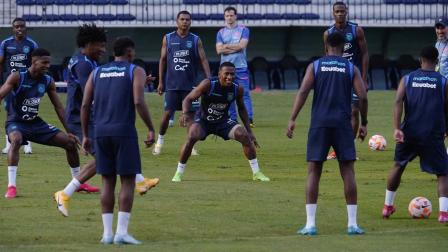 Pervis Estupiñán (centro) en el entrenamiento de la Selección de Ecuador antes del partido contra Brasil, por eliminatorias.