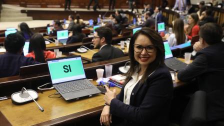 La legisladora Nataly Morillo mocionó la aprobación de la reforma al artículo 5 de la Constitución sobre la prohibición de instalar bases militares en el país.