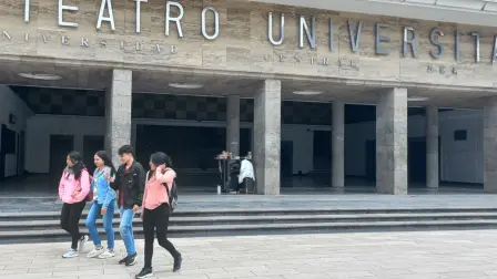 Imagen referencial de estudiantes en las instalaciones de la Universidad Central del Ecuador