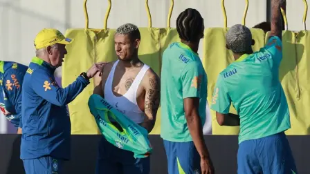 Ancelotti dirige su primer entrenamiento con Brasil.