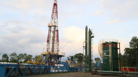 Vista de un taladro de perforación de pozos petroleros el en campo Auca en la Amazonía de Ecuador.