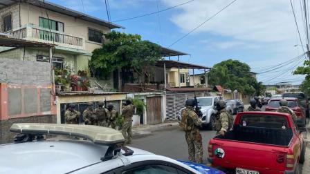 Miembros de la Policía Nacional durante un allanamiento a una vivienda que pertenecía a alias Fito, en Manabí, en 2024.