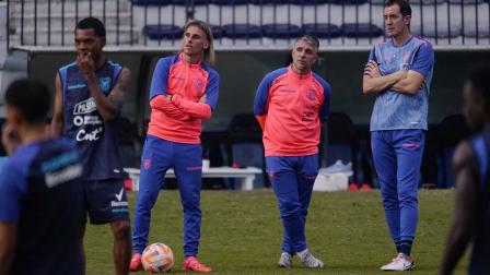 El entrenador de la Selección de Ecuador, Sebastián Beccacece, en un entrenamiento de la Tri previo al juego con Brasil.