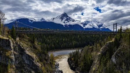 Vista aérea del puente Hagwilget Canyon en Columbia Británica, Canadá, el 1 de mayo de 2024.
