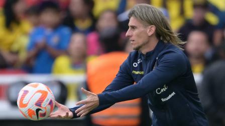 Sebastian Beccacece devuelve un balón a la cancha durante el partido entre Ecuador y Venezuela, jugado en marzo en el estadio Rodrigo Paz Delgado.