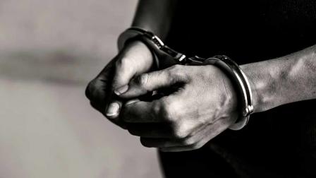 Hombre detenido y esposado