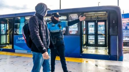 Personal de la Agencia Metropolitana de Control en un operativo de seguridad en la capital.