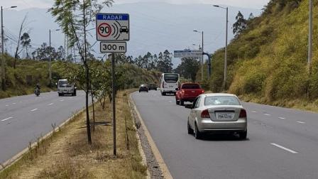Los radares ubicados sobre la avenida Simón Bolívar muestran la velocidad a la que circulan los vehículos.