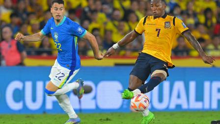 Gabriel Martinelli de Brasil (izquierda) disputa el esférico con Pervis Estupiñán de Ecuador, en el partido jugado el 5 de junio del 2025, en el estadio Banco Pichincha.