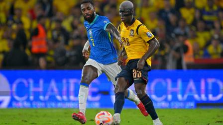 Moisés Caicedo, figura del equipo ecuatoriano, traslada el balón ante la marca de Gerson de Brasil, en el partido jugado el 5 de junio en Guayaquil.