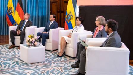 Autoridades de la Senescyt y Ministerio de Relaciones Exteriores durante el lanzamiento del programa de formación profesional para bachilleres ecuatorianos en Alemania.