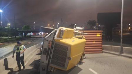 Un tráiler se volcó en la avenida Juan Tanca Marengo y Joaquín Orrantia, en el norte de Guayaquil, la madrugada del viernes 6 de junio del 2025.