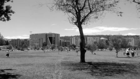 Una persona fue hallada sin vida en el parque La Carolina en el norte de Quito; fue hallado colgado en un árbol