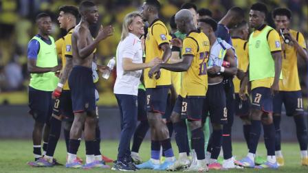 El entrenador de la Selección de Ecuador felicita a sus dirigidos después del empate ante Brasil por la fecha 15 de las eliminatorias.
