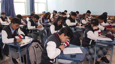 Estudiantes de una institución educativa municiapl de Quito durante una jornada de clases